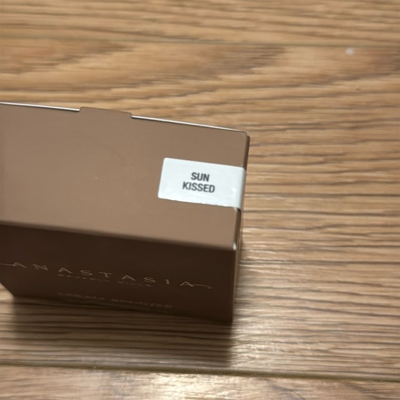 Anastasia Beverly Hills Cream Bronzer in Sun Kissed - Picture 3 of 5